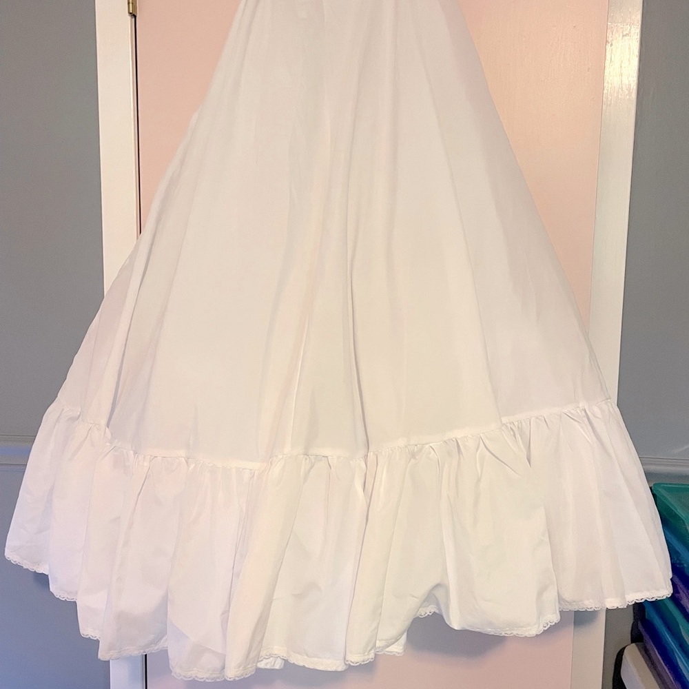 Petticoat a-line shape, white, approx 36” waist 36” length